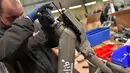 Seorang pekerja mengecek stang sepeda listrik Velib di pabrik Arcade Cycle di Paris, Prancis, (19/12). Sepeda yang dibuat dipabrik ini untuk disewakan di kota-kota di seluruh dunia khususnya di Prancis. (AFP Photo/Loic Venance)