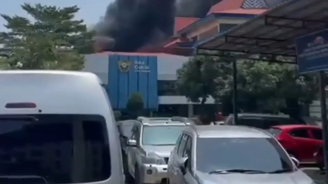 Asap hitam mengepul saat gedung Bea Cukai Batam terbakar. (Liputan6.com/Ajang Nurdin)
