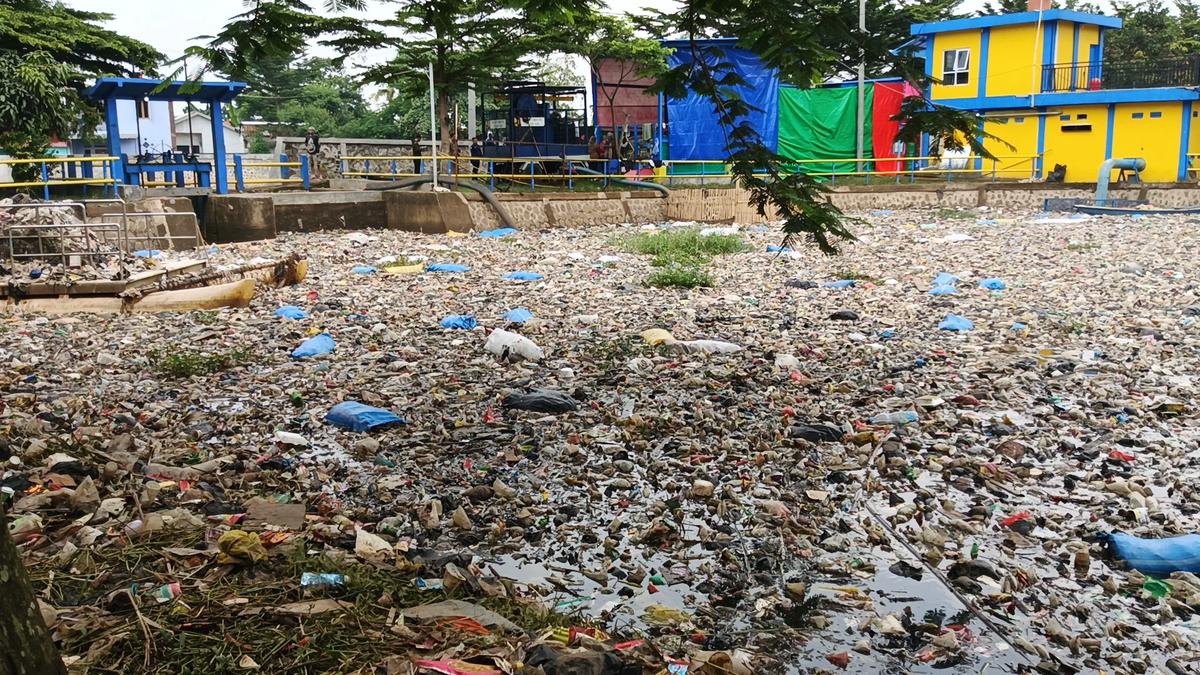 Sampah Memenuhi Oxbow Citarum, Bau Tak Sedap Begitu Menyengat