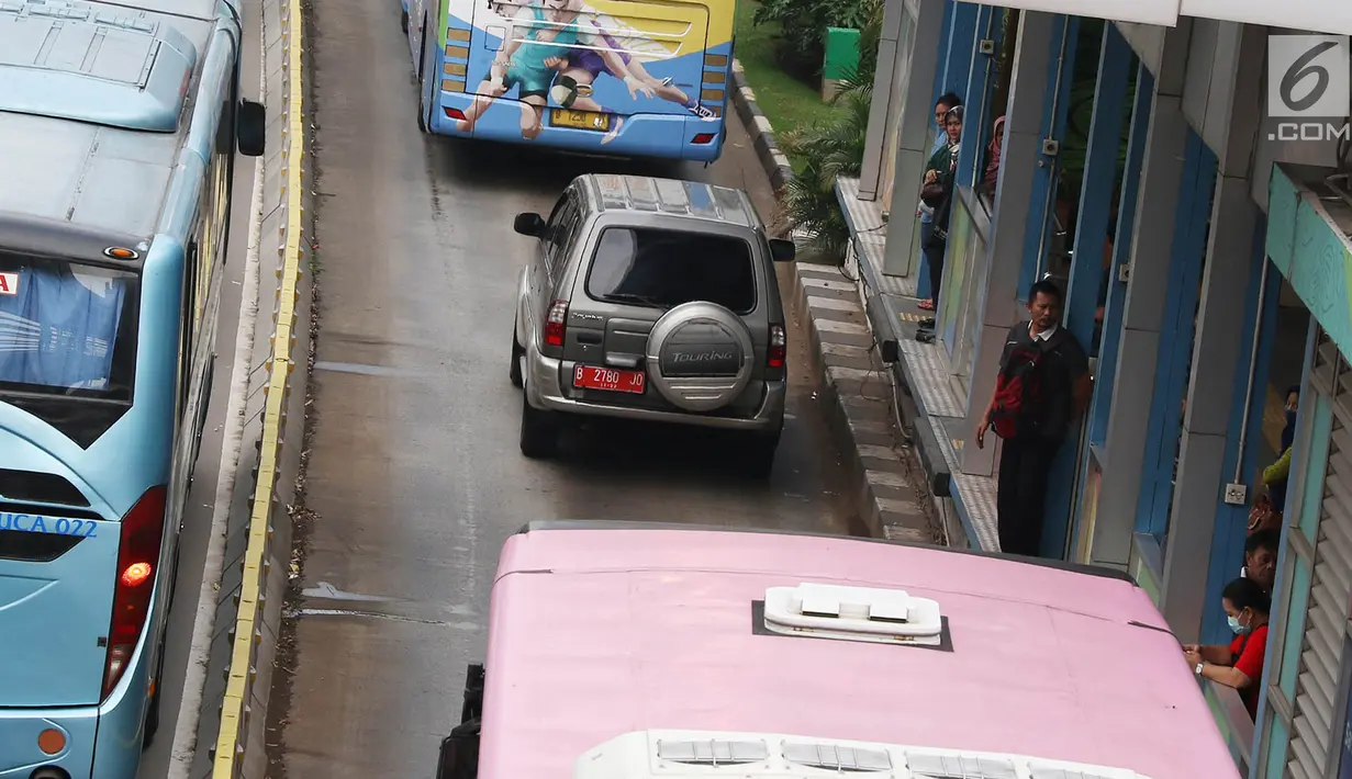 Penumpang menunggu bus transjakarta di Jalan MH Thamrin, Jakarta, Kamis (31/5). Tingginya antusiasme warga untuk berbuka puasa di rumah menyebabkan jalan-jalan protokol di Ibukota dipadati kendaraan jelang waktu berbuka. (Liputan6.com/Immanuel Antonius)