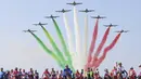Rombongan pesepeda berlatar belakang skuad aerobatic Angkatan Udara Italia Frecce Tricolori yang terbang melewatinya, sebelum etape ke-15 lomba balap sepeda Giro d'Italia, di pangkalan udara Rivolto, 18 Oktober 2020. (Gian Mattia D'Alberto/LaPresse via AP)