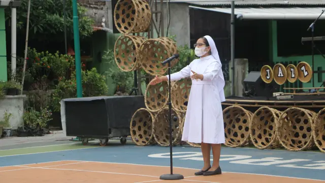 Suster dari Kongregasi Susteran Amal Kasih Darah Kotabaru menjadi ririgen Lagu Indonesia Raya. (Dok. Jazz Syuhada)