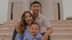 Tak sedikit orang yang menyebut jika Baby Izz semakin besar mirip dengan sang ayah. Baby Izz memiliki darah keturunan Tionghoa dari sang ayah dan darah Minang dari sang ibu.(Liputan6.com/IG/@indpriw)