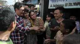 Cawagub DKI Jakarta, Djarot Saiful Hidayat bersalaman dengan warga Tegal Alur, Jakarta, Rabu (7/12). Dalam blusukannya Djarot berjanji akan segera memasukkan pelayanan air perpipaan di permukiman warga Tegal Alur. (Liputan6.com/Yoppy Renato)