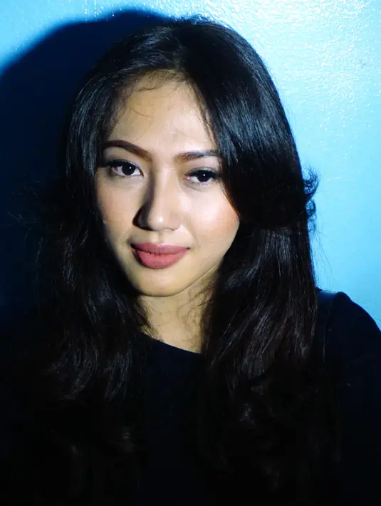 Mahasiswi Jurusan Filsafat Fakultas Ilmu Budaya Universitas Indonesia itu menambahkan bahwa ayahnya menjadi pemurung. Lantaran syok dengan vonis delapan tahun dan denda satu miliar atau subsidier tiga bulan penjara kasus narkoba. (Nurwahyunan/Bintang.com)