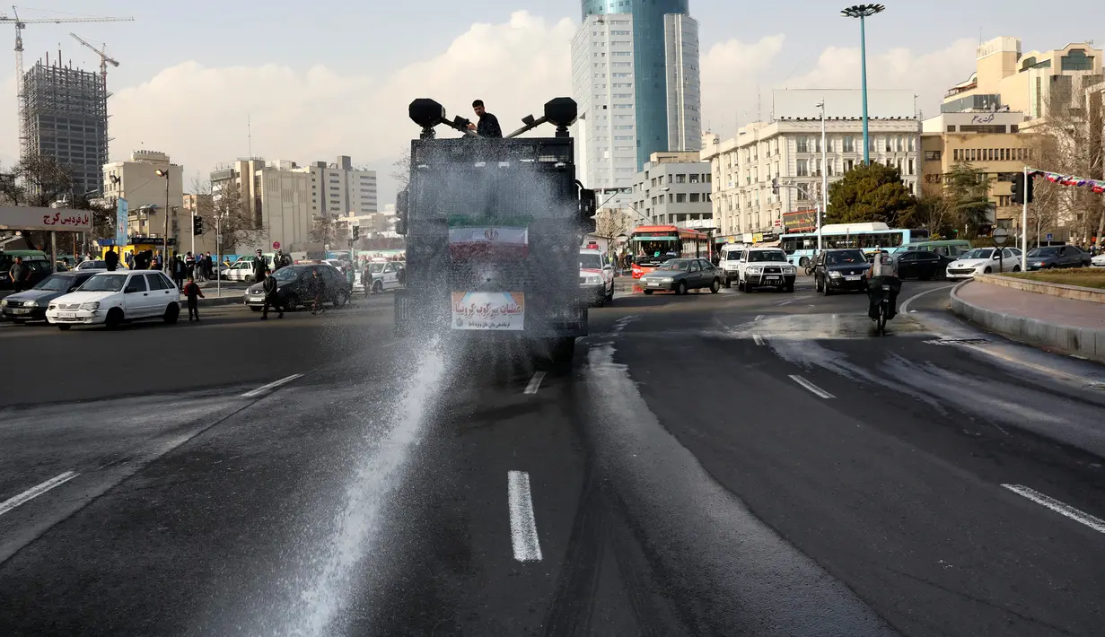 Kendaraan Water Canon kepolisian menyempotkan desinfektan untuk mensterilkan jalan-jalan di Teheran, Iran pada 1 Maret 2020. Sejauh ini, Iran mencatat ada 1.501 kasus virus Corona dengan 66 korban meninggal. (AP Photo/Vahid Salemi)