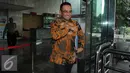 Teguh Juwarno meninggalkan lokasi usai diperiksa KPK di gedung KPK, Jakarta, Rabu (14/12). Teguh Juwarno membantah jika dirinya disebut terlibat ikut menikmati aliran korupsi proyek senilai Rp6 Triliun tersebut. (Liputan.com6/Helmi Affandi)