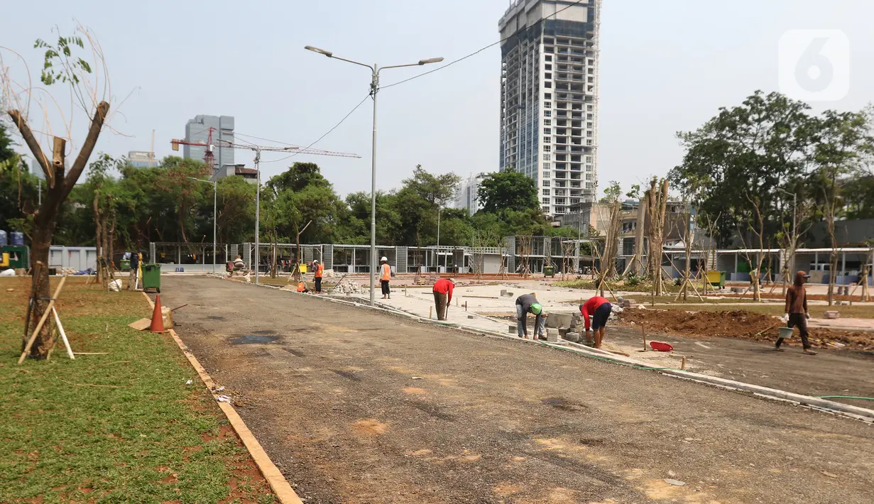 Pekerja menyelesaikan proyek pembangunan pusat kuliner di bekas lahan parkir "Park and Ride" di kawasan MH Thamrin, Jakarta, Sabtu (14/12/2019). Pemprov DKI membangun penyedia ruang usaha mikro kecil ramah lingkungan di kawasan tersebut dengan luas 8.710 meter. (Liputan6.com/Herman Zakharia)