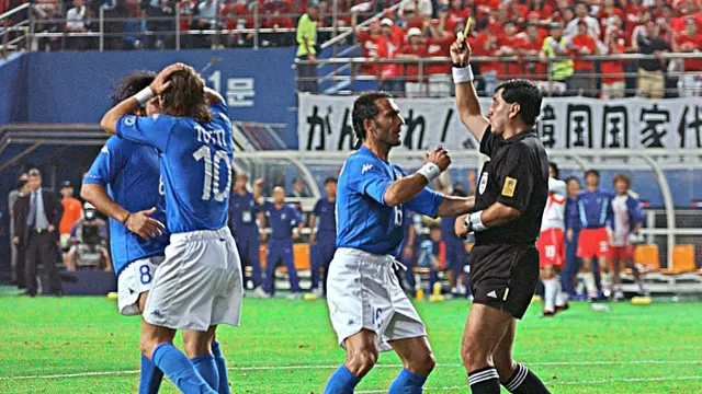 Foto: Momen Kontroversial Wasit Byron Moreno di Piala Dunia 2002, Rugikan Italia namun Jadi Pembuka Jalan Korea Selatan Cetak Sejarah