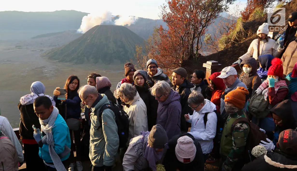 Wisatawan memadati tangga Bukit Cinta usai melihat sunrise matahari di Kecamatan Tosari, Pasuruan, Jawa Timur, Sabtu (4/11). Wisatawan bisa melihat keindahan Gunung Batok dari lokasi tersebut. (Liputan6.com/Fery Pradolo)