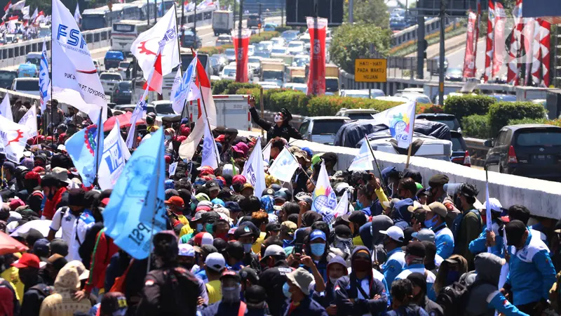 Ribuan Buruh Geruduk Gedung DPR Tolak Omnibus Law