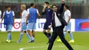 Pelatih AC Milan, Filippo Inzaghi, memberi salam pada Milanisti usai laga kontra Lazio di Stadion San Siro, (31/8/2014). (REUTERS/Stefano Rellandini)