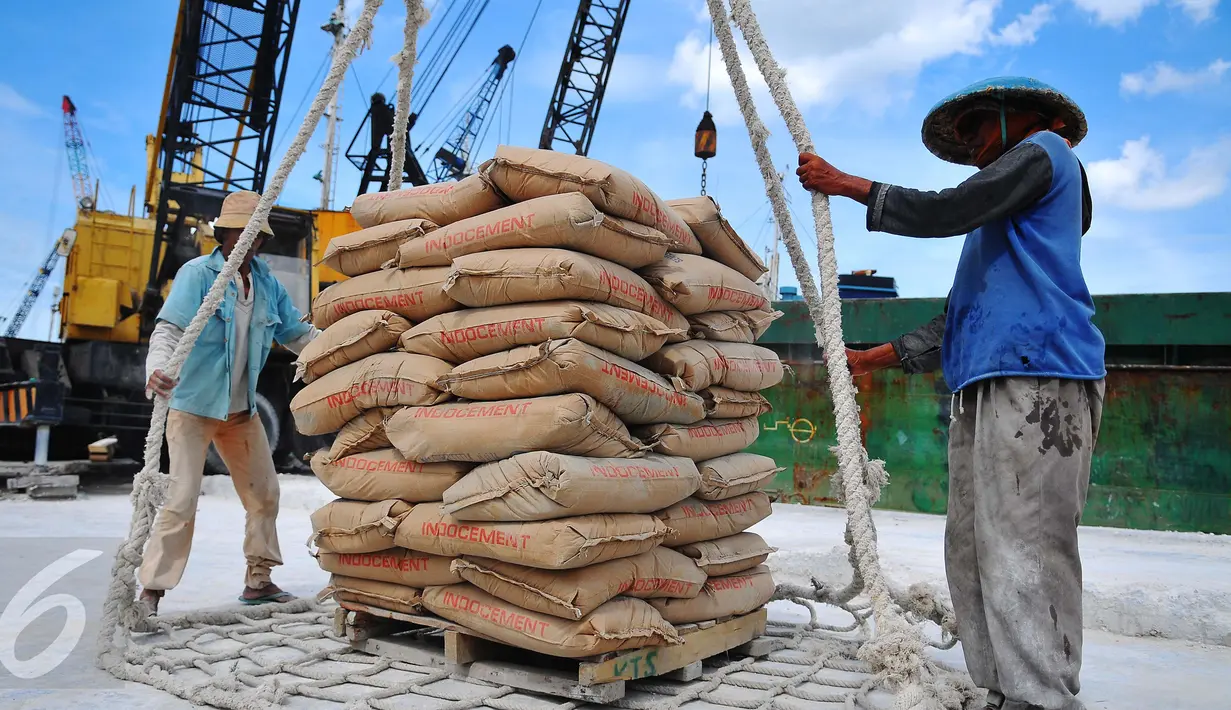 Pekerja tengah memindahkan semen di Pelabuhan Sunda Kelapa, Jakarta, Selasa (7/2). Hal tersebut seiring dengan pembangunan infrastruktur yang sedang gencar dilaksanakan pemerintah. (Liputan6.com/Angga Yuniar)