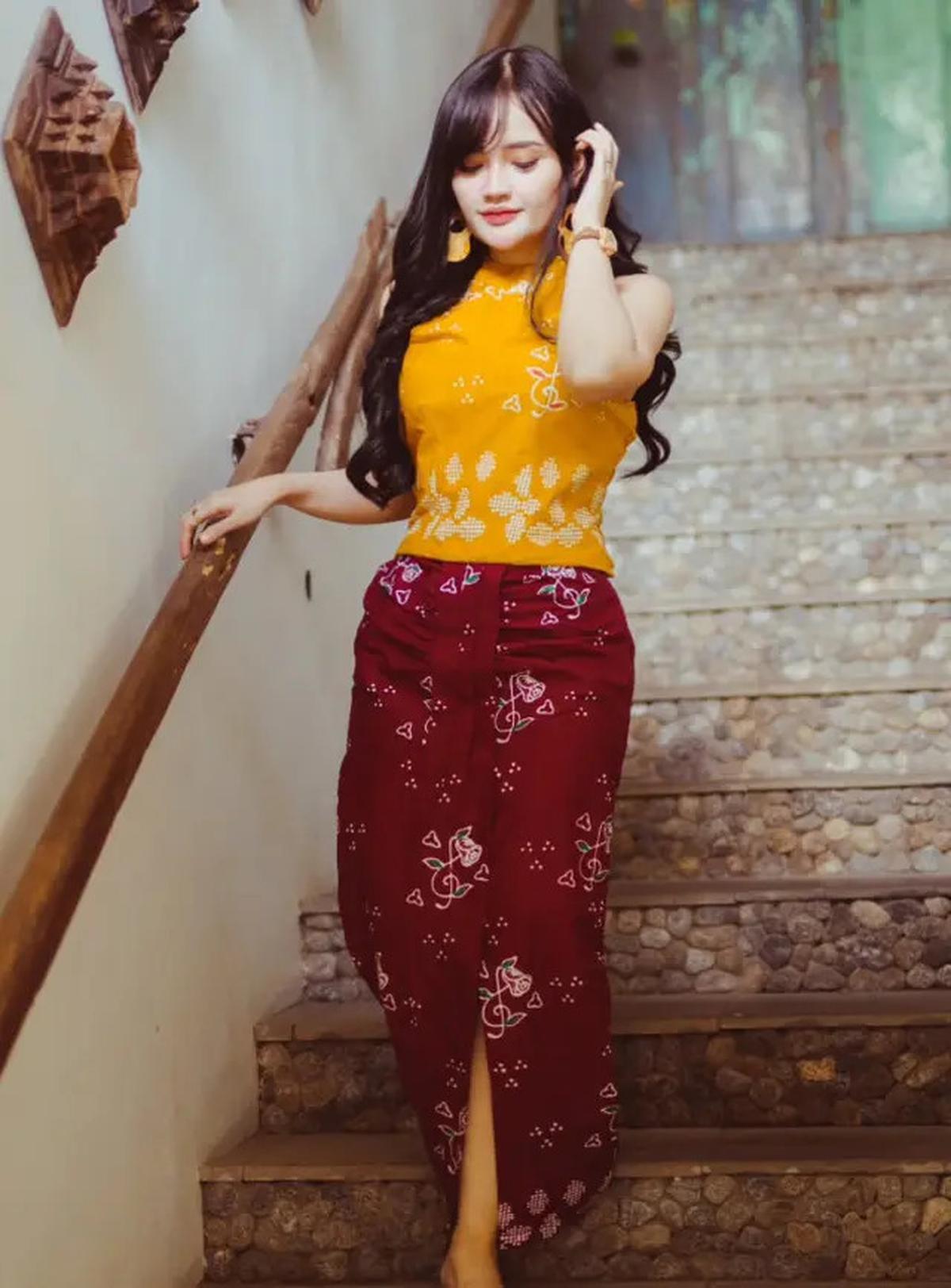 9 Gaya Fanny Soegi dengan Rok Batik, Anggun dan Kekinian