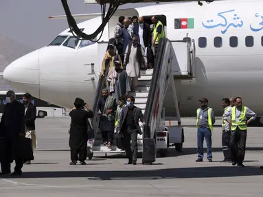 Penumpang turun ketika mereka tiba dari Kandahar, di Bandara Internasional Hamid Karzai di Kabul, Afghanistan, Minggu (5/9/2021). Bandara tersebut kembali dibuka untuk penerbangan domestik, setelah sempat tak beroperasi usai Amerika Serikat hengkang dari Afghanistan. (AP/Wali Sabawoon)