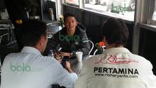 Rio Haryanto dan manajernya, Piers Hunnisett, saat menjalani tes pra-musim bersama Manor Racing di Sirkuit Catalunya, Barcelona, Spanyol, Minggu (21/2/2016). (Bola.com/Reza Khomaini)