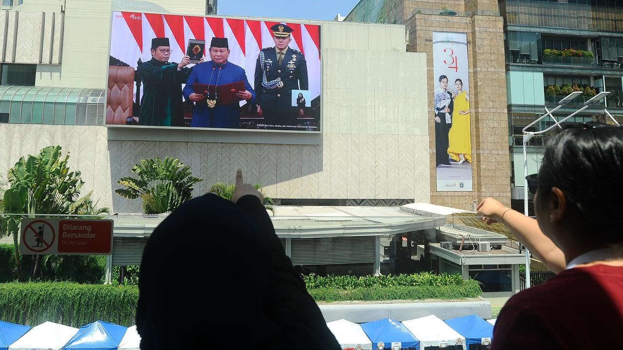 FOTO: Momen Warga Saksikan Prabowo Ucapkan Sumpah dan Janji sebagai Presiden Lewat Videotron