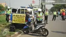 Direktorat Lalu Lintas Polda Metro Jaya merazia sejumlah kendaraan dalam rangka Operasi Patuh Jaya di Jalan Raya Pesing, Jakarta, Rabu (18/5). Razia untuk mengantisipasi sepeda motor yang melawan arus dan masuk jalur flyover. (Liputan6.com/Gempur M Surya)