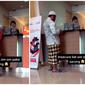 Video Pria Bersarung Setor Tumpukan Uang ke Bank Pakai Kresek Ini Viral (sumber: TikTok/vhie_cha)