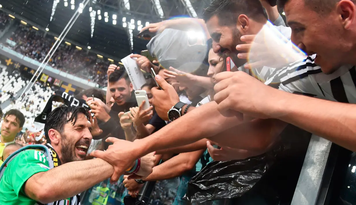 Kiper Juventus Gianluigi Buffon menyapa pendukung sebelum pertandingan melawan Hellas Verona pada lanjutan Liga Serie A Italia di Stadion Allianz di Turin, (19/5). Juventus menang 2-1 atas Hellas Verona. (AP Photo/Alessandro Di Marco)