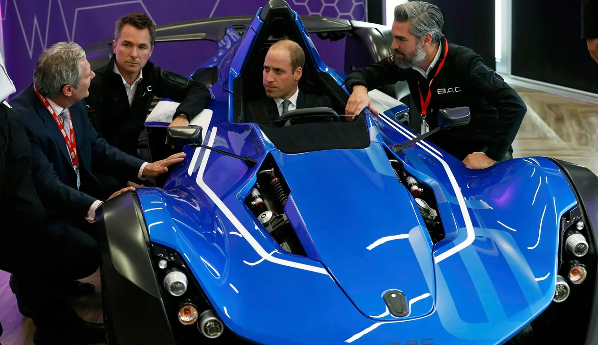 Pangeran William saat mencoba mobil balap BAC Mono selama kunjungannya ke Graphene Institute National University of Manchester di Manchester, Inggris (14/10). Pangeran William terlihat bersemangat menaiki mobil balap tersebut. (REUTERS/Phil Noble)