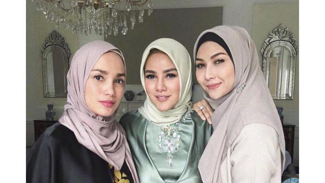Potret Ussy Sulistiawaty saat berhijab