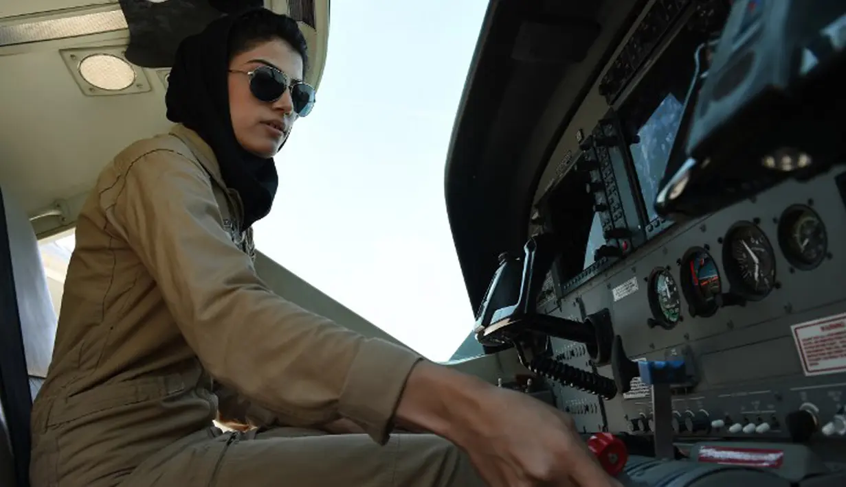 Niloofar Rahmani berada di ruang kokpit pesawat Angkatan Udara Afghanistan di Kabul. Rahmani menjadi pilot militer wanita pertama dan mengubah stereotip gender kuno tentang pilot seluruhnya laki-laki. Foto diambil pada 26 April 2015.(AFP PHOTO/SHAH Marai)