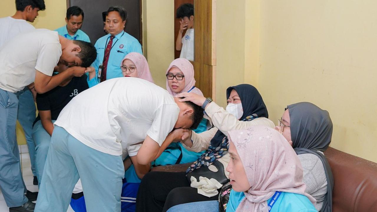 Kisah Haru Orangtua, Menangis Memeluk Anak yang Tertangkap Polisi Karena Tawuran