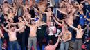 Suasana suporter saat pertandingan antara FC Minsk melawan FC Dinamo-Minsk pada laga Liga Belarusia, Sabtu (28/3/2020). Di tengah wabah virus Corona, Liga Belarusia tetap digelar seperti biasa bahkan tetap dipadati suporternya. (AFP/Sergei Gapon)