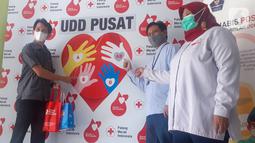 Astra Credit Companies (ACC) menyerahkan bantuan donor Plasma Konvalesen kepada Palang Merah Indonesia (PMI). Terapi plasma konvalesen merupakan transfer antibodi kepada orang yang tengah mengalami infeksi virus corona dengan harapan antibodi tersebut mampu melawan infeksi. (Liputan6.com/Pool)