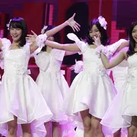 Penampilan JKT 48 pada Indonesian Soccer Awards 2019 di Studio Indosiar, Jakarta, Jumat (10/12). Acara ini diadakan oleh Indosiar bersama APPI. (Bola.com/M Iqbal Ichsan)