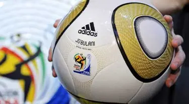 &quot;Jobulani&quot; bola yang akan digunakan dalam babak final PD 2010 di Afrika Selatan dipresentasikan di markas besar Adidas di Herzogenaurach, Jerman, 20 April 2010. AFP PHOTO DDP / JOERG KOCH