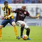 AC Milan v Hellas Verona - San Siro stadium, Milan, Italy - 13/12/15 - AC Milan's Nigel De Jong (R) in action against Leandro Greco of Hellas Verona.REUTERS/Alessandro Garofalo