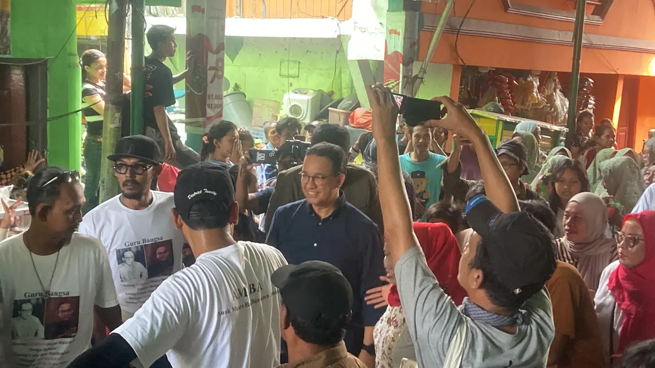 Mantan calon presiden 2024-2029 nomor urut 1, Anies Baswedan saat menyambangi Kampung Muara Baru Penjaringan, Jakarta Utara, Minggu (19/5/2024).