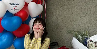 Biasa tampil dengan sleek hair, Jisoo BLACKPINK tampil manglingi di kampanye terbaru Tommy Hilfiger [@sooyaaa__]