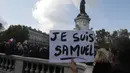 Orang-orang berkumpul di alun-alun Republique, satu dengan poter bertuliskan "Saya Samuel" untuk demonstrasi di Paris (18/10/2020). Samuel Paty dipenggal pada hari Jumat di Conflans-Sainte-Honorine oleh seorang pengungsi Chechnya. (AP Photo/Michel Euler)