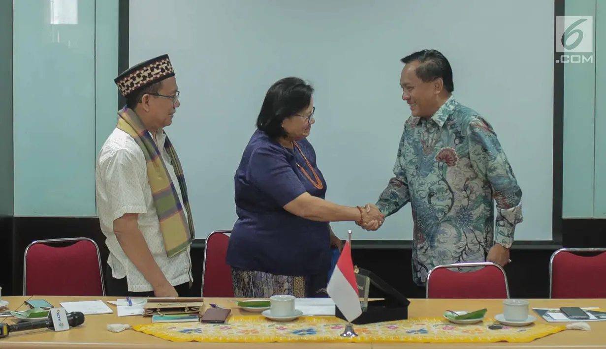 Direktur SCM sekaligus Presiden Direktur Indosiar, Imam Sudjarwo bersalaman dengan Ketua PGI, Pdt Dr Henriette Tabita Lebang saat silatuhrami, Jakarta, Rabu (31/7/2019). Kedatangan tersebut dalam rangka untuk silaturahmi serta peningkatan kerjasama SCM dengan PGI. (Liputan6.com/Faizal Fanani)
