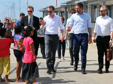 Menteri Lingkungan dan Pangan Denmark, Esben Lunde Larsen menyapa bocah di Muara Angke, Jakarta, Senin (11/4/2016). Kedatangan Esben untuk melihat kondisi sampah di pinggiran Pantai Muara Angke. (Liputan6.com/Yoppy Renato)