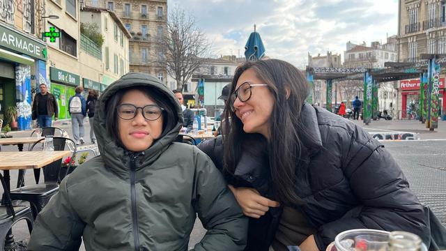 7 Potret Keseruan Eross Candra dan Sarah Diorita Pulang Kampung Ke Prancis