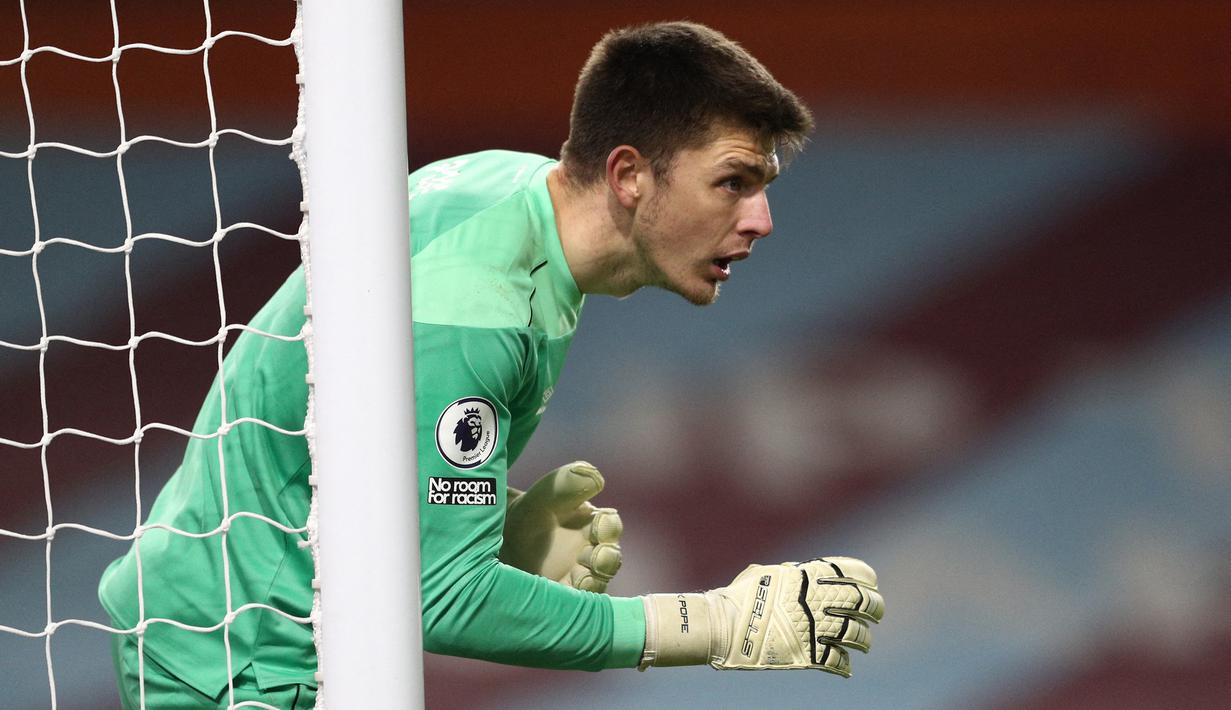 Nick Pope. Kiper Inggris ini telah membuat 11 kali clean sheet bersama Burnley, setara dengan Illan Meslier (Leeds United) dan Kasper Schmeichel (leicester City). Nick Pope unggul karena jumlah laga yang lebih sedikit, 32. Untuk saves, ia ada di posisi ke-5 dengan 114 saves. (AFP/Jan Kruger/Pool)