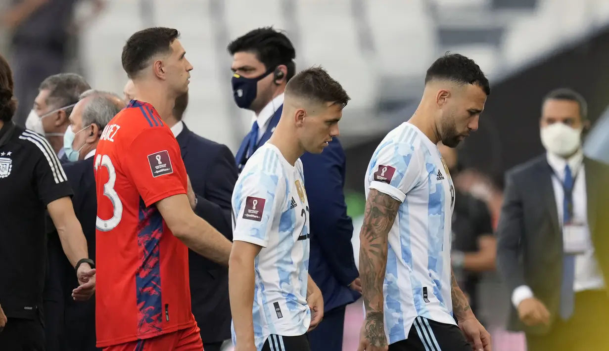 Pemain Argentina, Nicolas Otamendi, Giovani Lo Celso dan kiper Emiliano Martinez keluar lapangan saat laga melawan Brasil dihentikan otoritas kesehatan selama pertandingan kualifikasi Piala Dunia FIFA Qatar 2022 di stadion Neo Quimica Arena di Sao Paulo (5/9/2021). (AP Photo/Andre Penner)
