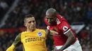 Aksi pemain Brighton & Hove Albion, Anthony Knockaert (kiri) menahan laju pemain Manchester United, Ashley Young pada lanjutan Premier League di Old Trafford, Manchester,(25/11/2017). Manchester United menang tipis 1-0. (Martin Rickett/PA via AP)