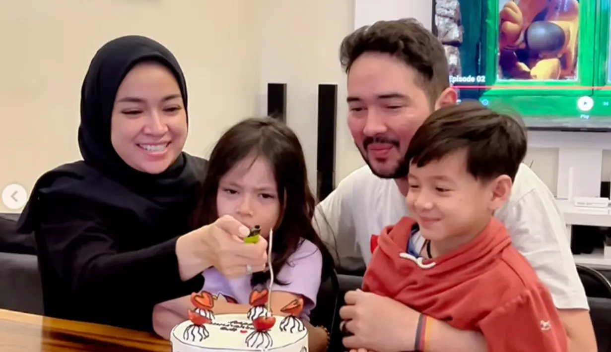 Ini adalah momen Aryani dan Donny Michael bareng buah hati tiup lilin bersama. Momen tersebut sempat dibumbui dengan tingkah lucu anaknya karena Isco lebih dulu meniup lilin sehingga membuat Alleia sedikit kesal dengan sang kakak. Alhasil lilin kembali dinyalakan dan giliran Alleia yang meniup lilin. Usianya hanya berbeda dua tahun, tingkah kakak adik ini bikin netizen gemas. (Liputan6.com/IG/@aryanifitriana24)