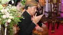 Presiden Jokowi mengucapkan syukur setelah prosesi ijab kabul pernikahan putra sulungnya, Gibran Rakabuming dengan Selvi Ananda. (Galih W. Satria/Bintang.com)