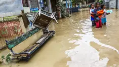 Sejumlah anak perempuan melintasi banjir yang masih merendam komplek Pondok Gede Permai, Jatiasih, Bekasi, Jumat (22/4). Sejak banjir menerjang perumahan tersebut hanya ada sekitar 50 warga yang mau dievakuasi. (Liputan6.com/Fery Pradolo)