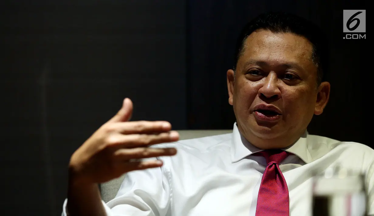 Ketua DPR Bambang Soesatyo saat sesi foto usai terpilih sebagai Ketua DPR di Kompleks Parlemen, Senayan, Jakarta, Rabu (17/1).  Bambang resmi menjadi Ketua DPR dengan masa jabatan 2014-2019. (Liputan6.com/JohanTallo)