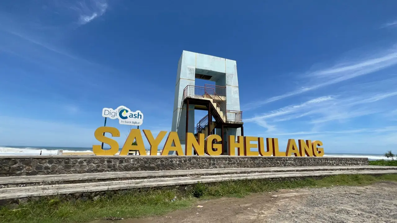 Pemerintah Daerah (Pemda) Garut, Jawa Barat, mengakampanyekan sekaligu mengajak pemudik lebaran 2023 mencoba jalur selatan via Pantai Selatan Garut, Jawa Barat yang terkenal indah. (Liputan6.com/Jayadi Supriadin)