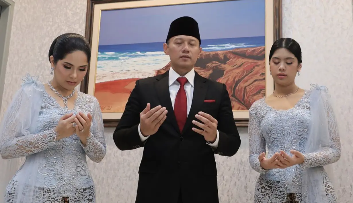 Kebaya dengan aksen selendang pada bagian bahu semakin menyempurnakan gayanya. [Foto: Instagram/ Annisa Pohan]