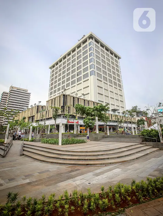 Suasana Gedung Sarinah pascarenovasi di Jalan MH Thamrin Jakarta Pusat, Senin (21/3/2022). Pusat perbelanjaan pertama di Indonesia yaitu Sarinah sudah selesai direnovasi dan sudah beroperasi kembali mulai hari ini, Senin 21 Maret 2022. (Liputan6.com/Faizal Fanani)