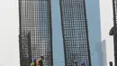 Pekerja tengah mengerjakan proyek pembangunan gedung bertingkat di Jakarta, Sabtu (15/12). Stagnasi pertumbuhan ekonomi tidak hanya dialami oleh Indonesia. (Liputan6.com/Angga Yuniar)